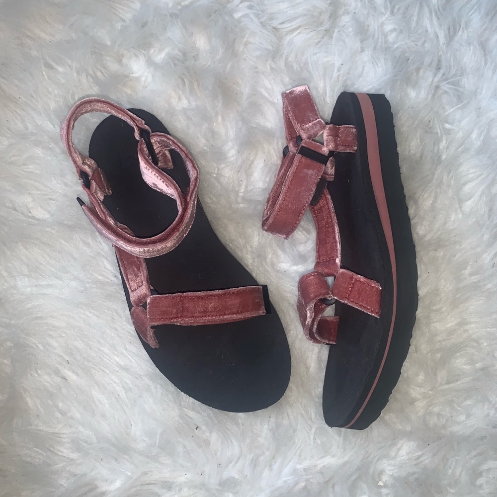 women’s TEVA w midform universal holiday //